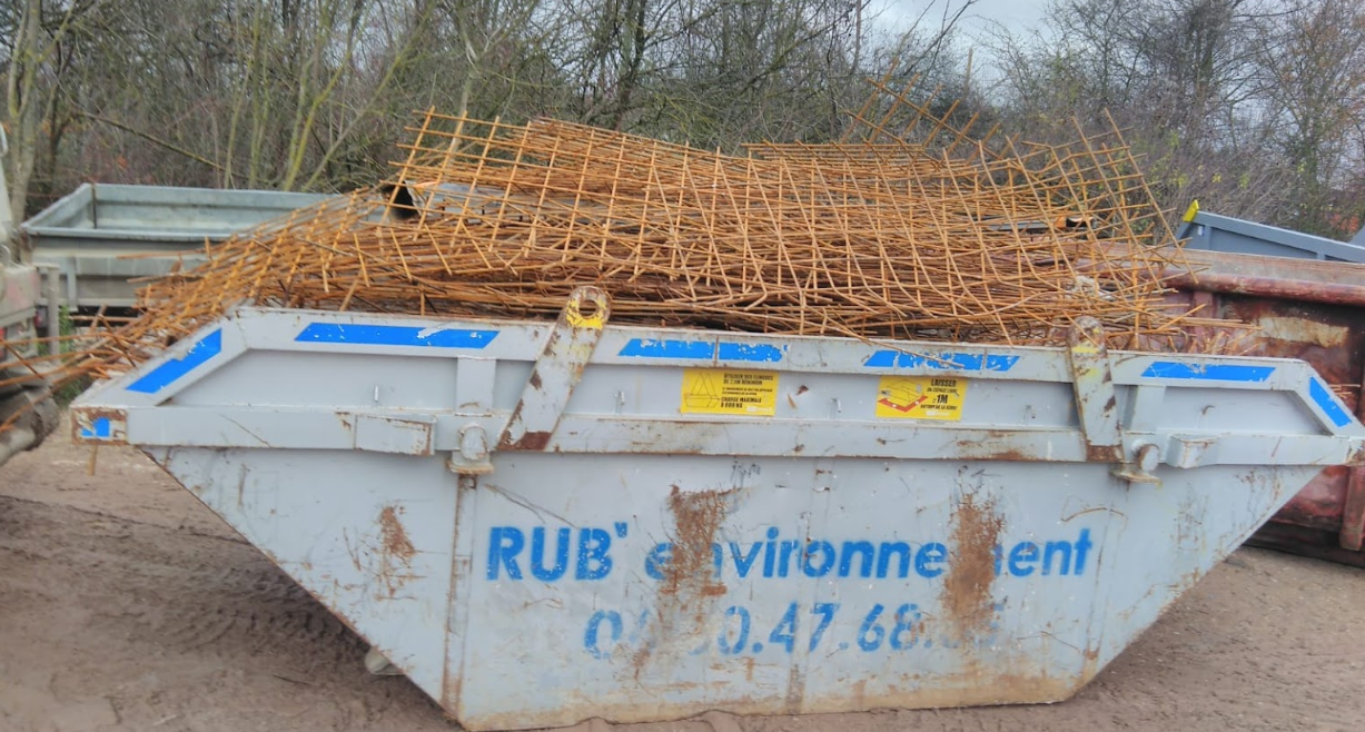 Benne à métaux pleine, prête pour la collecte.