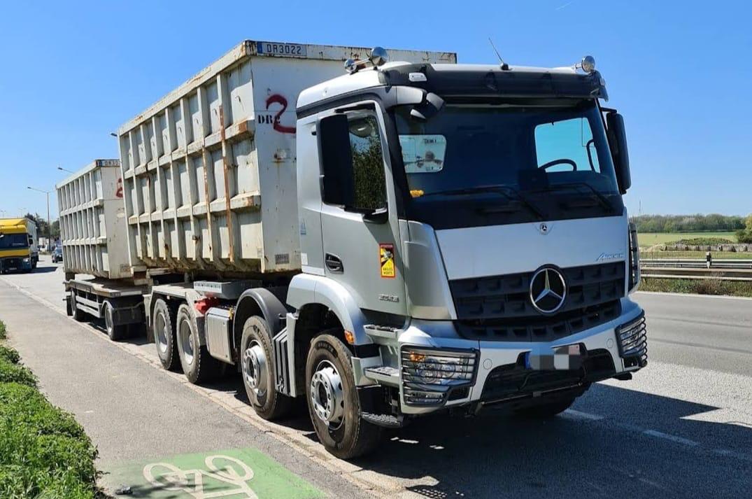 Camion qui transporte des bennes de 30m3