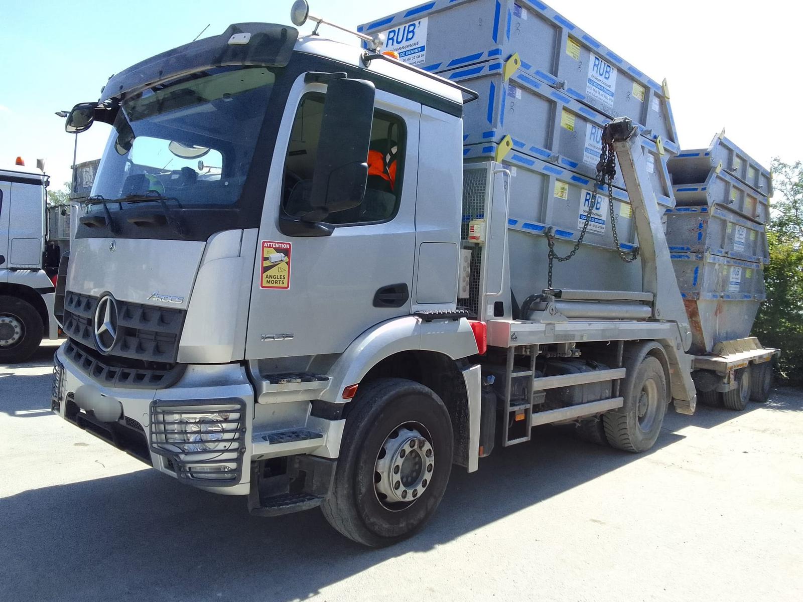 Camion Rub' Environnement qui transporte des bennes 8m3.