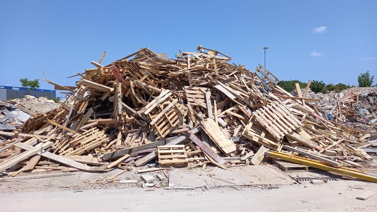 ensemble de bois trié pour traitement et valorisation.